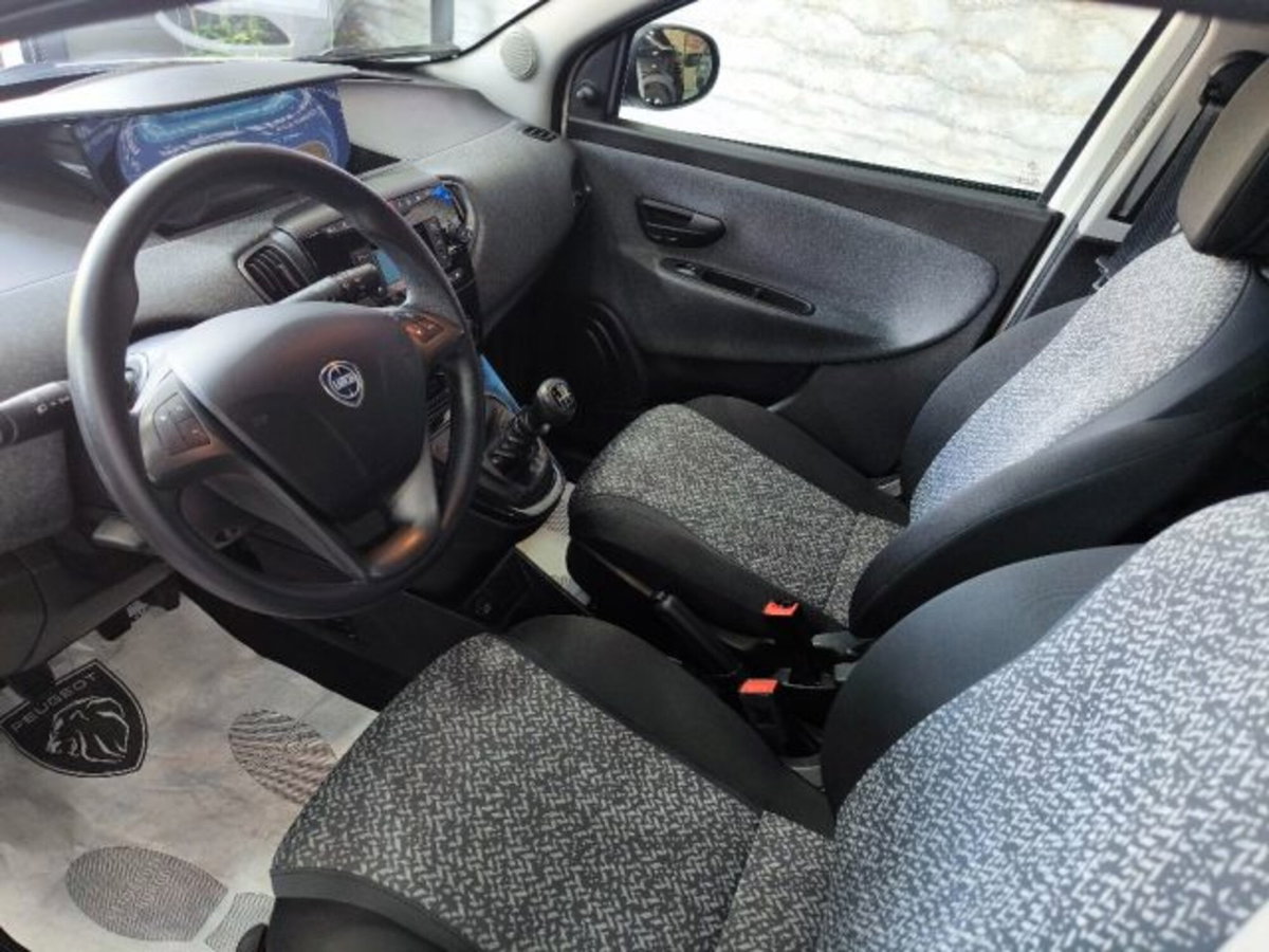 Lancia Ypsilon 1.0 FireFly 5 porte S&S Hybrid Ecochic A. Ferretti (11)