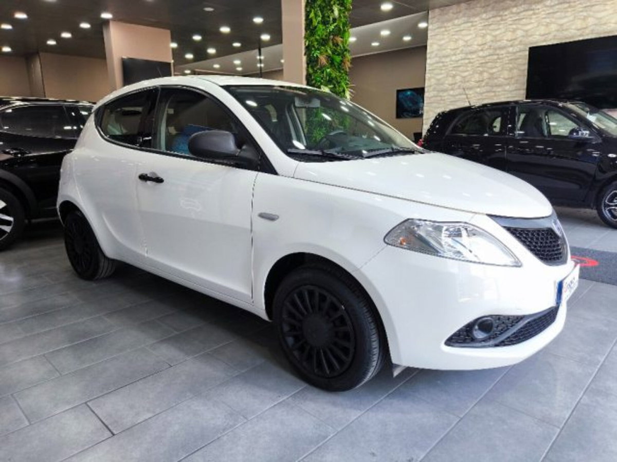 Lancia Ypsilon 1.0 FireFly 5 porte S&S Hybrid Ecochic A. Ferretti (3)