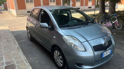 Toyota Yaris 1.0 5 porte Sol (2)