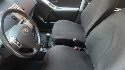 Toyota Yaris 1.0 5 porte Sol (9)