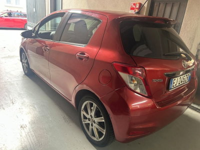 Toyota Yaris 1.3 5 porte Lounge (2)