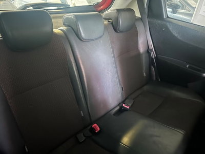 Toyota Yaris 1.3 5 porte Lounge (8)