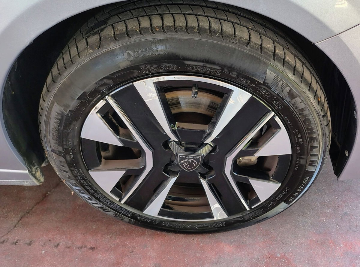 Peugeot 208 PureTech 100 Stop&Start 5 porte Allure (8)