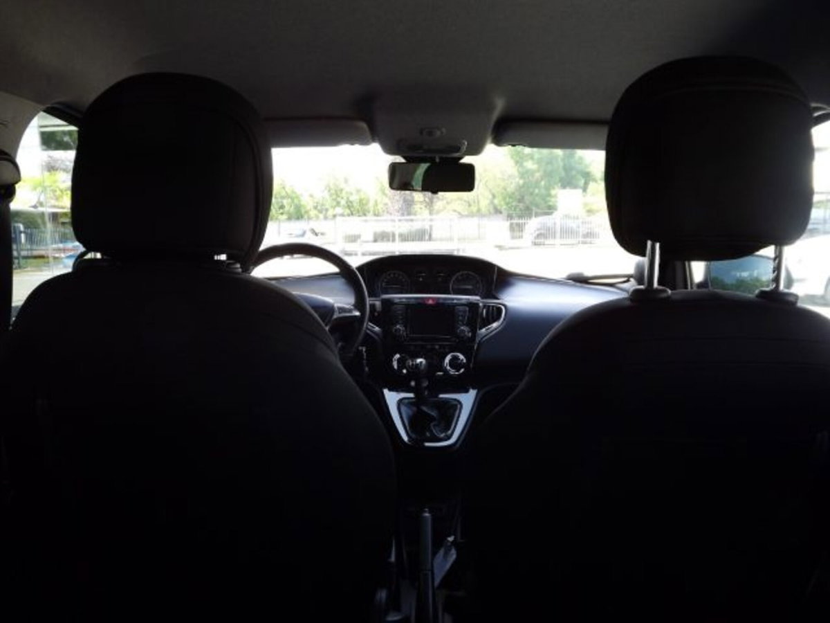 Lancia Ypsilon 1.2 69 CV 5 porte Elefantino Blu (12)