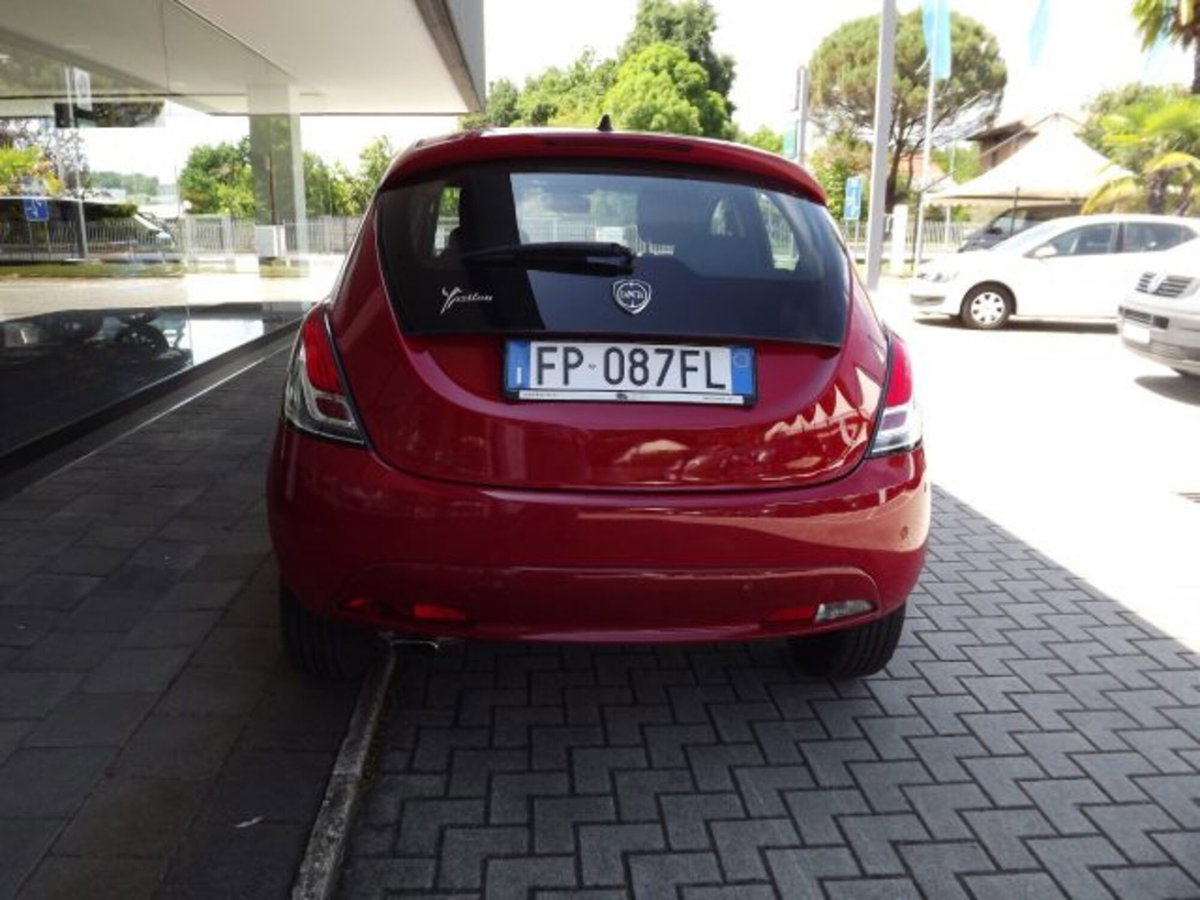 Lancia Ypsilon 1.2 69 CV 5 porte Elefantino Blu (2)