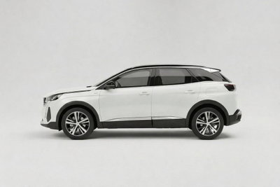 Peugeot 3008 Hybrid4 300 e-EAT8 GT (2)