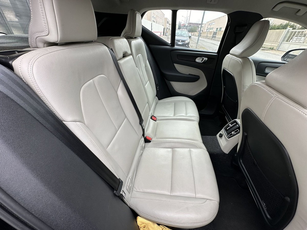 Volvo XC40 T5 Recharge Plug-in Hybrid R-design (14)