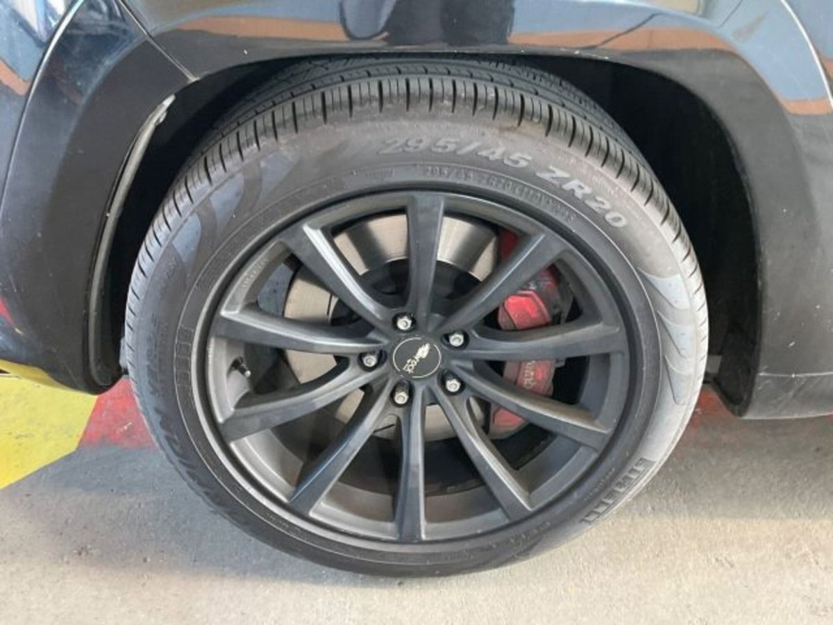 Jeep Grand Cherokee 6.4 V8 HEMI SRT (11)