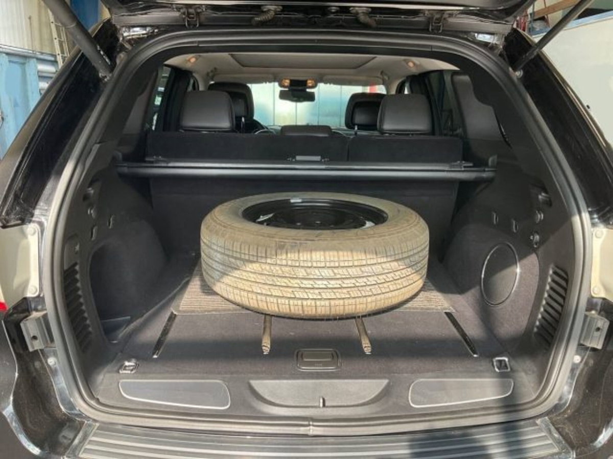 Jeep Grand Cherokee 6.4 V8 HEMI SRT (12)