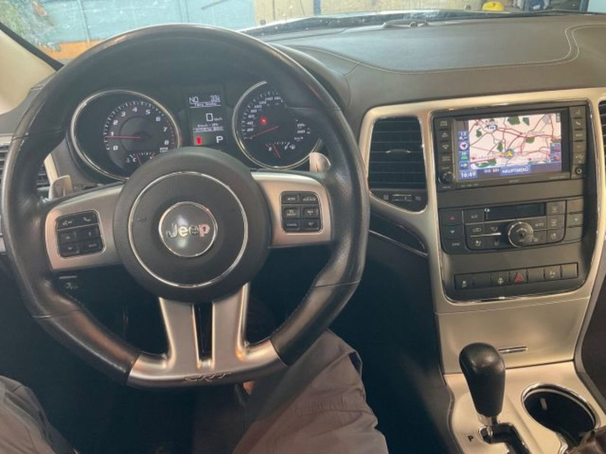 Jeep Grand Cherokee 6.4 V8 HEMI SRT (7)
