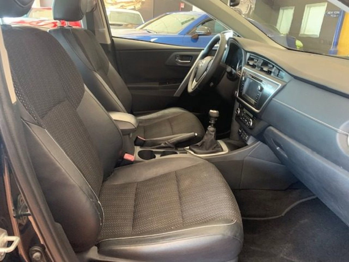 Toyota Auris Station Wagon 2.0 D-4D Lounge (10)
