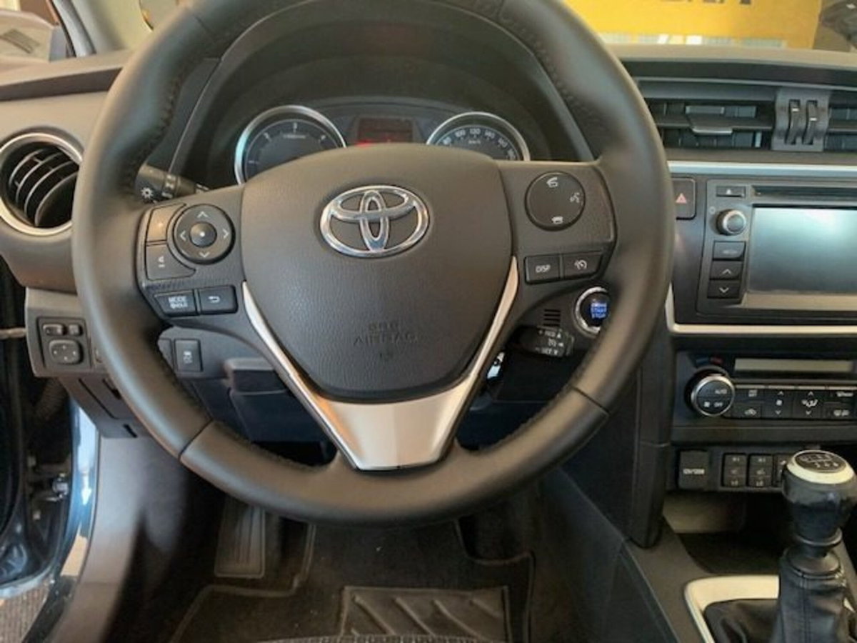 Toyota Auris Station Wagon 2.0 D-4D Lounge (13)