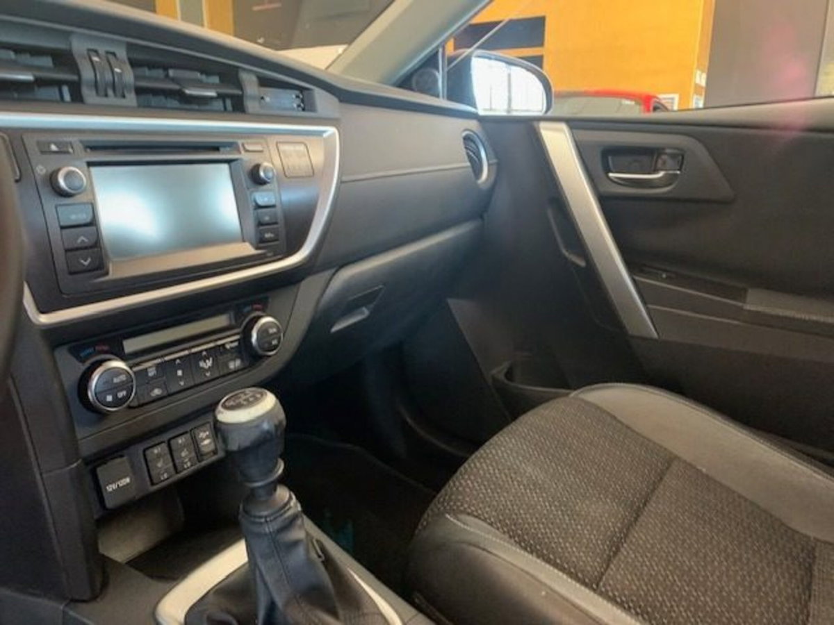 Toyota Auris Station Wagon 2.0 D-4D Lounge (14)