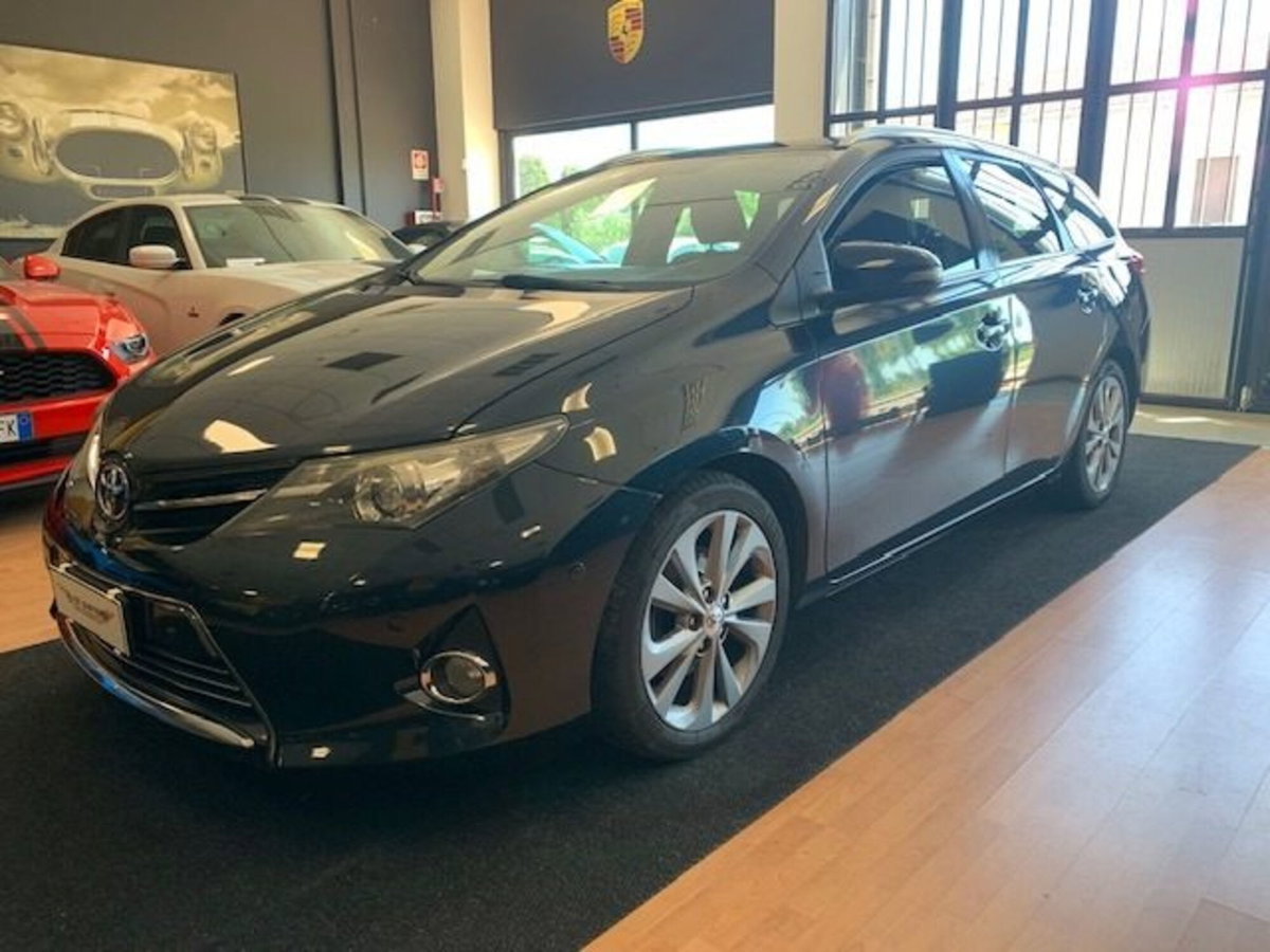 Toyota Auris Station Wagon 2.0 D-4D Lounge (2)