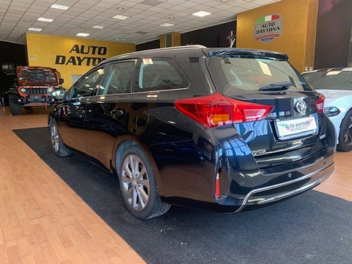 Toyota Auris Station Wagon 2.0 D-4D Lounge (4)