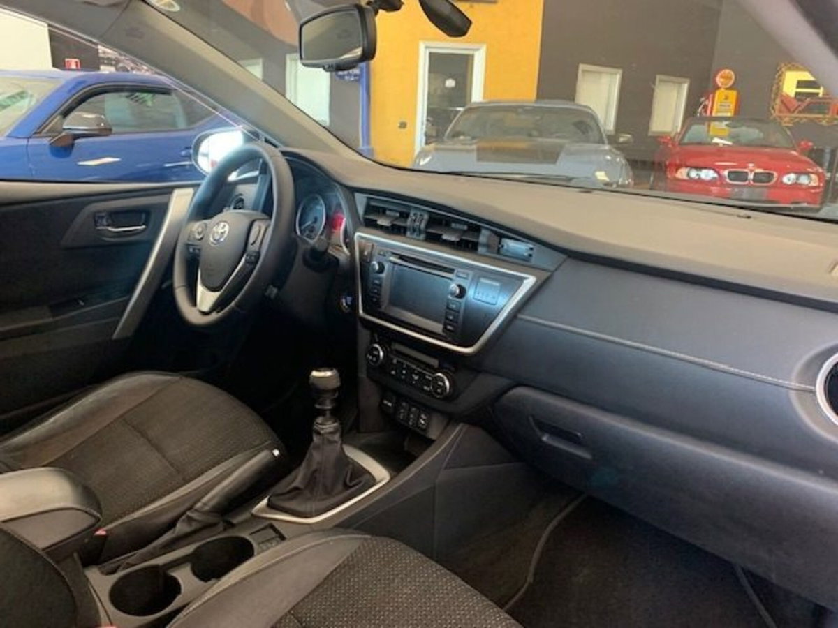Toyota Auris Station Wagon 2.0 D-4D Lounge (9)