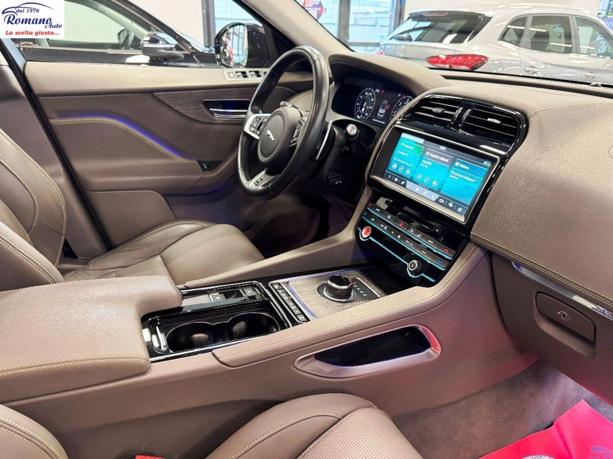 Jaguar F-Pace 2.0 D 180 CV AWD aut. R-Sport Black Edition (10)