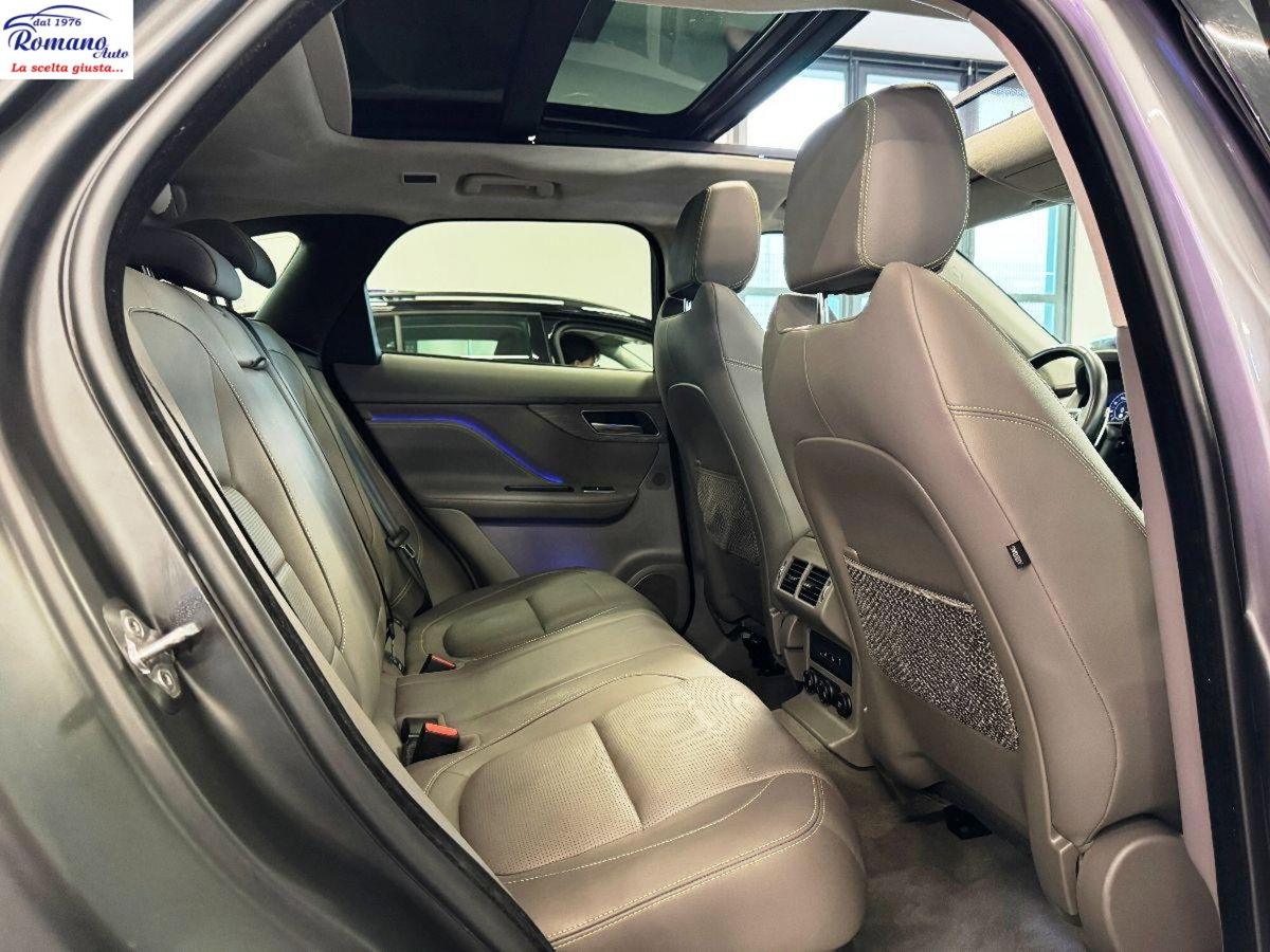 Jaguar F-Pace 2.0 D 180 CV AWD aut. R-Sport Black Edition (14)
