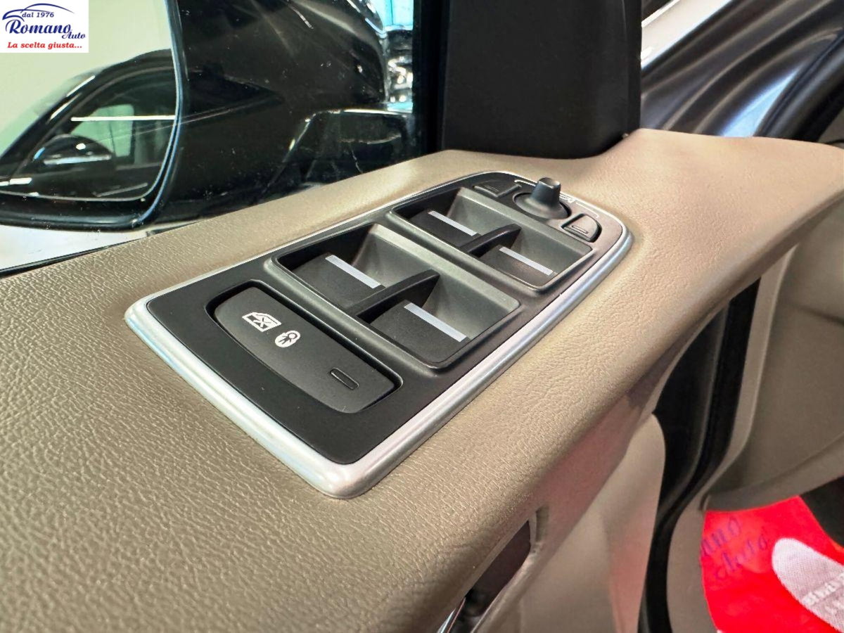 Jaguar F-Pace 2.0 D 180 CV AWD aut. R-Sport Black Edition (18)