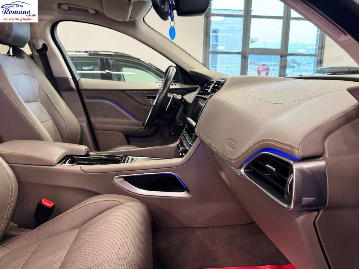 Jaguar F-Pace 2.0 D 180 CV AWD aut. R-Sport Black Edition (20)