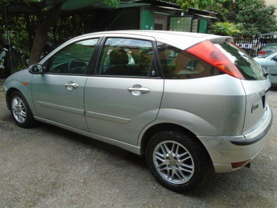 Ford Focus 1.6i 16V cat 5p. Ghia usata