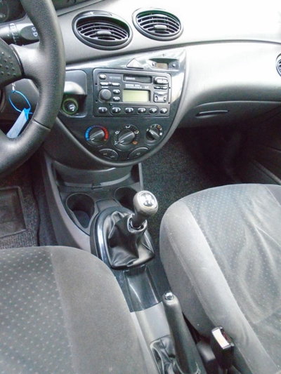 Ford Focus 1.6i 16V cat 5p. Ghia (10)