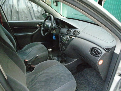 Ford Focus 1.6i 16V cat 5p. Ghia (12)