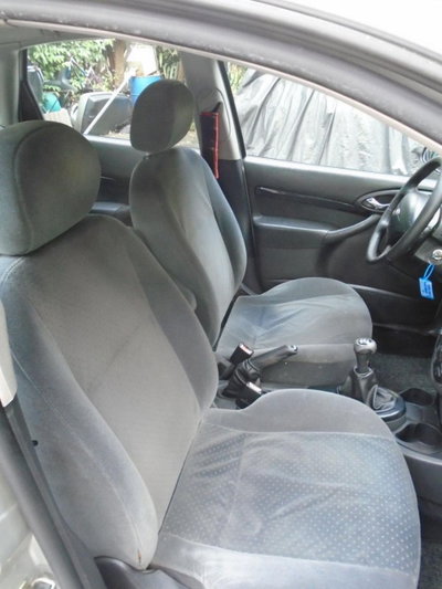 Ford Focus 1.6i 16V cat 5p. Ghia (13)