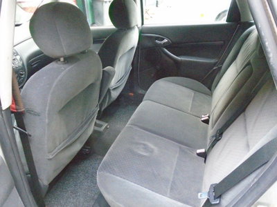 Ford Focus 1.6i 16V cat 5p. Ghia (16)