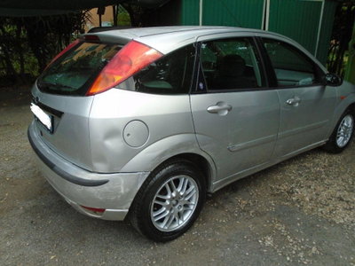 Ford Focus 1.6i 16V cat 5p. Ghia (4)