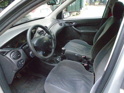 Ford Focus 1.6i 16V cat 5p. Ghia (7)
