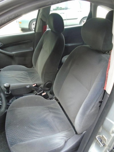 Ford Focus 1.6i 16V cat 5p. Ghia (8)
