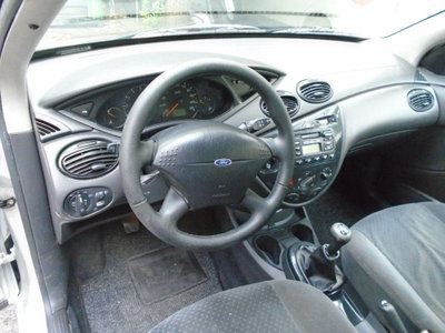 Ford Focus 1.6i 16V cat 5p. Ghia (9)