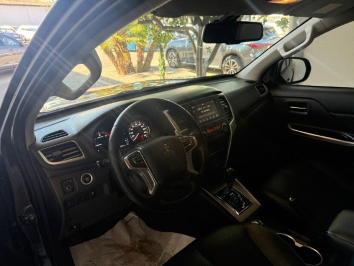 Mitsubishi L200 2.3 D Double Cab 4x4 Super Select P0. Diamond (20)