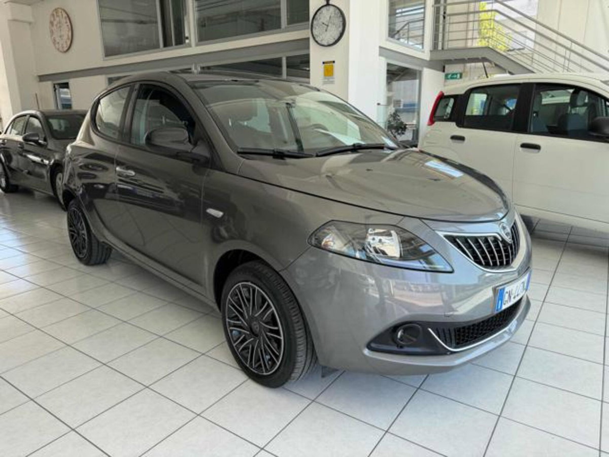 Lancia Ypsilon 1.0 FireFly 5 porte S&S Hybrid Gold Plus (2)