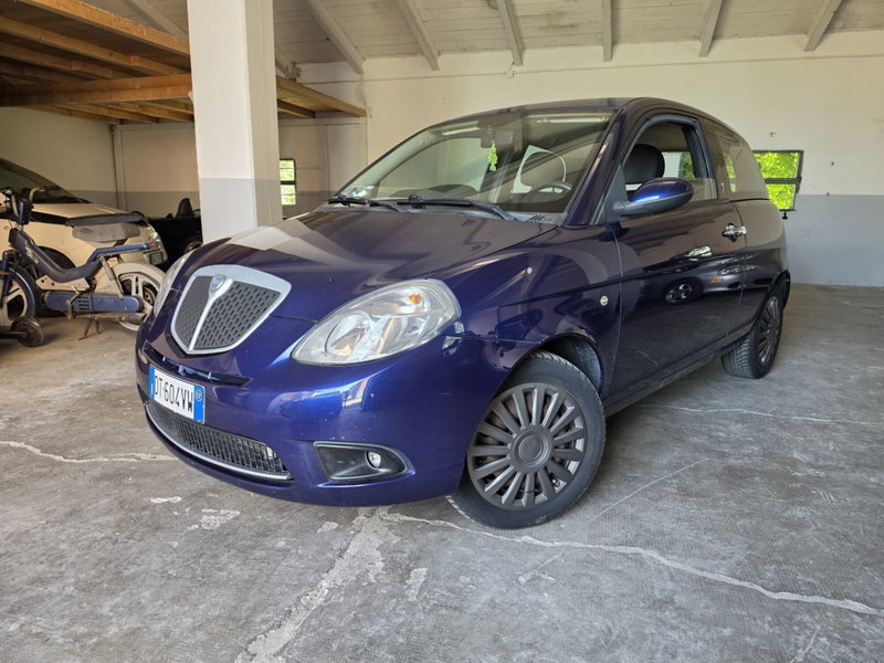 Lancia Ypsilon 1.3 MJT 75 CV Versus