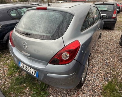 Opel Corsa 1.2 5 porte Cosmo (3)