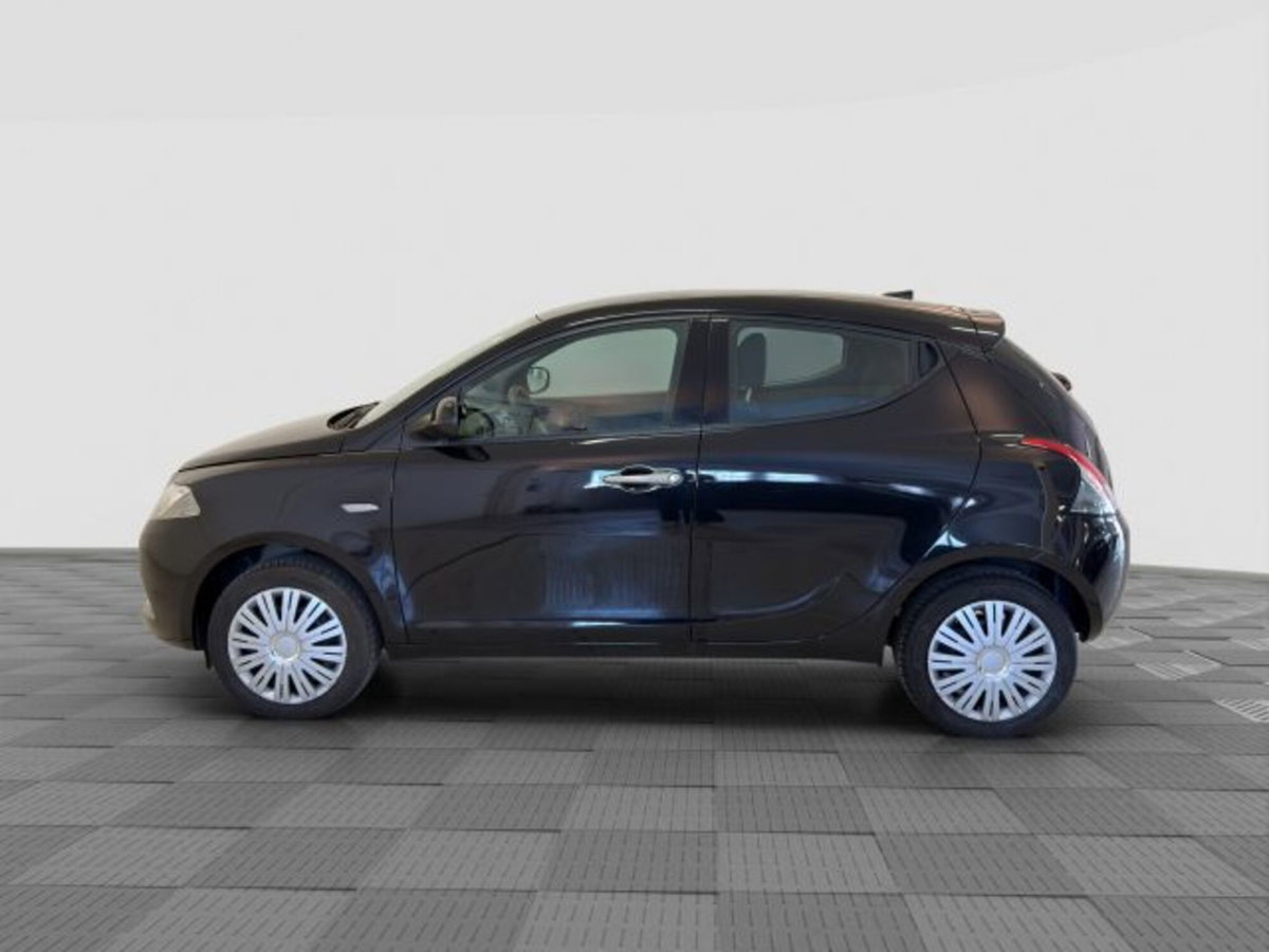 Lancia Ypsilon 1.0 FireFly 5 porte S&S Hybrid Silver Plus (2)