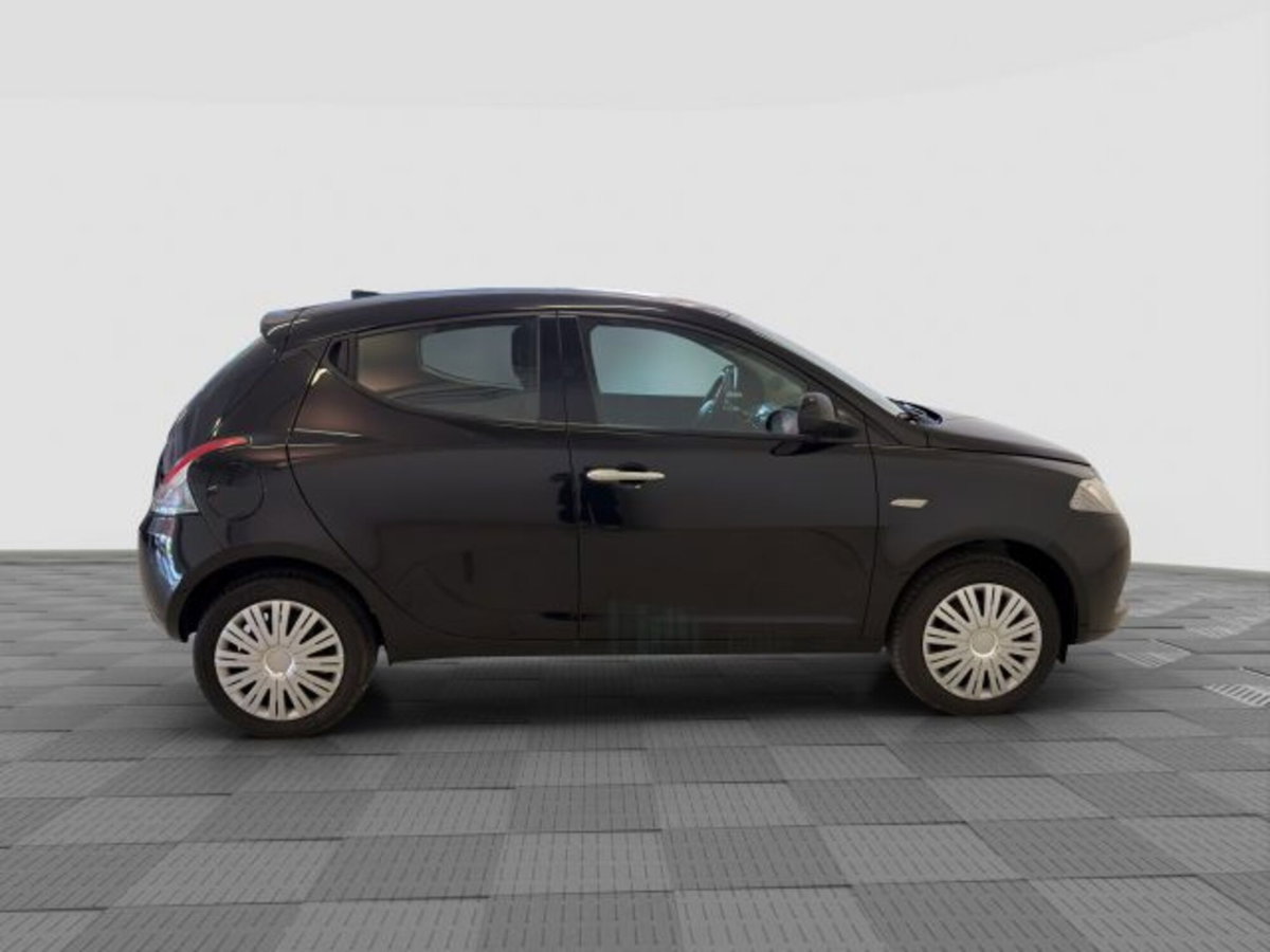 Lancia Ypsilon 1.0 FireFly 5 porte S&S Hybrid Silver Plus (6)