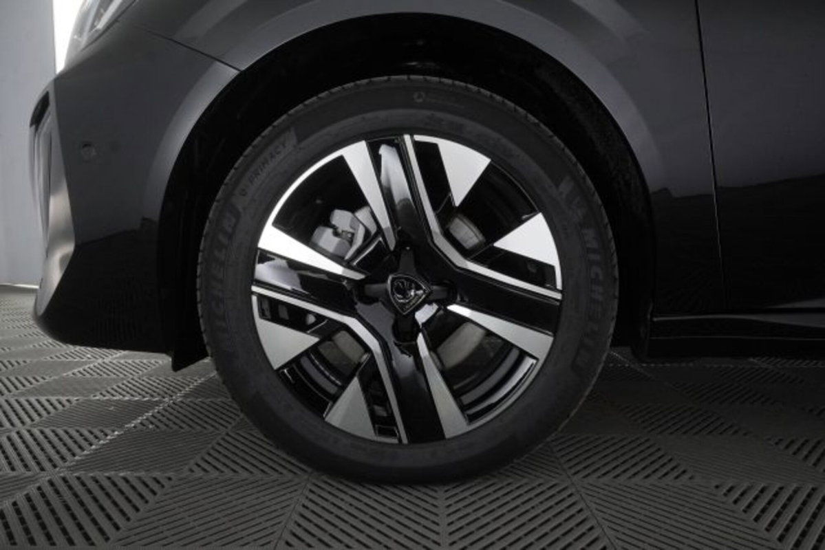 Peugeot 208 1.2 turbo Allure 100cv (15)