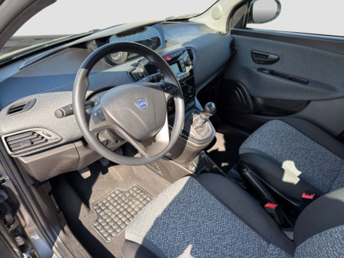 Lancia Ypsilon 1.0 FireFly 5 porte S&S Hybrid Silver Plus (9)