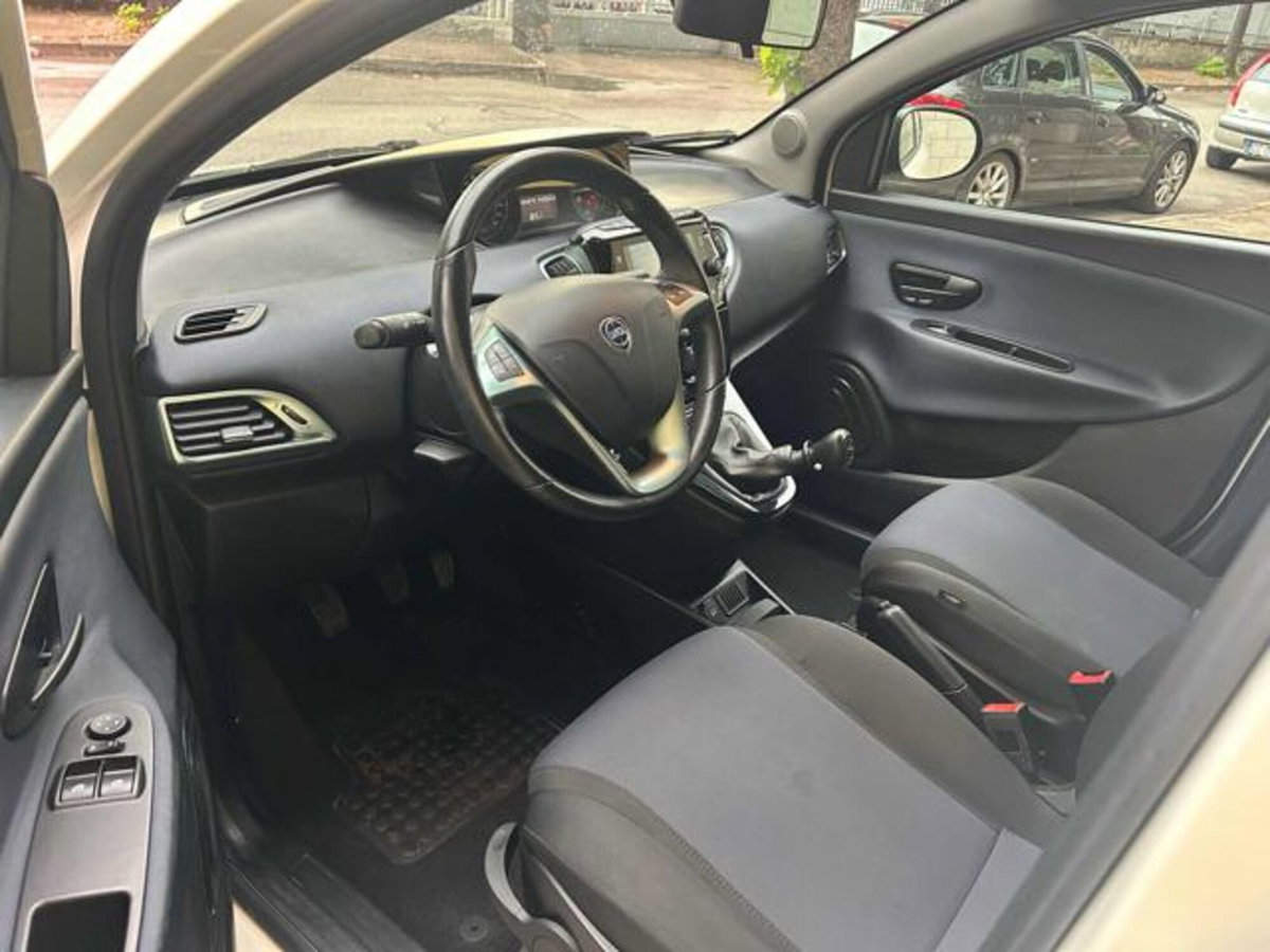 Lancia Ypsilon 1.0 FireFly 5 porte S&S Hybrid Gold Plus (11)