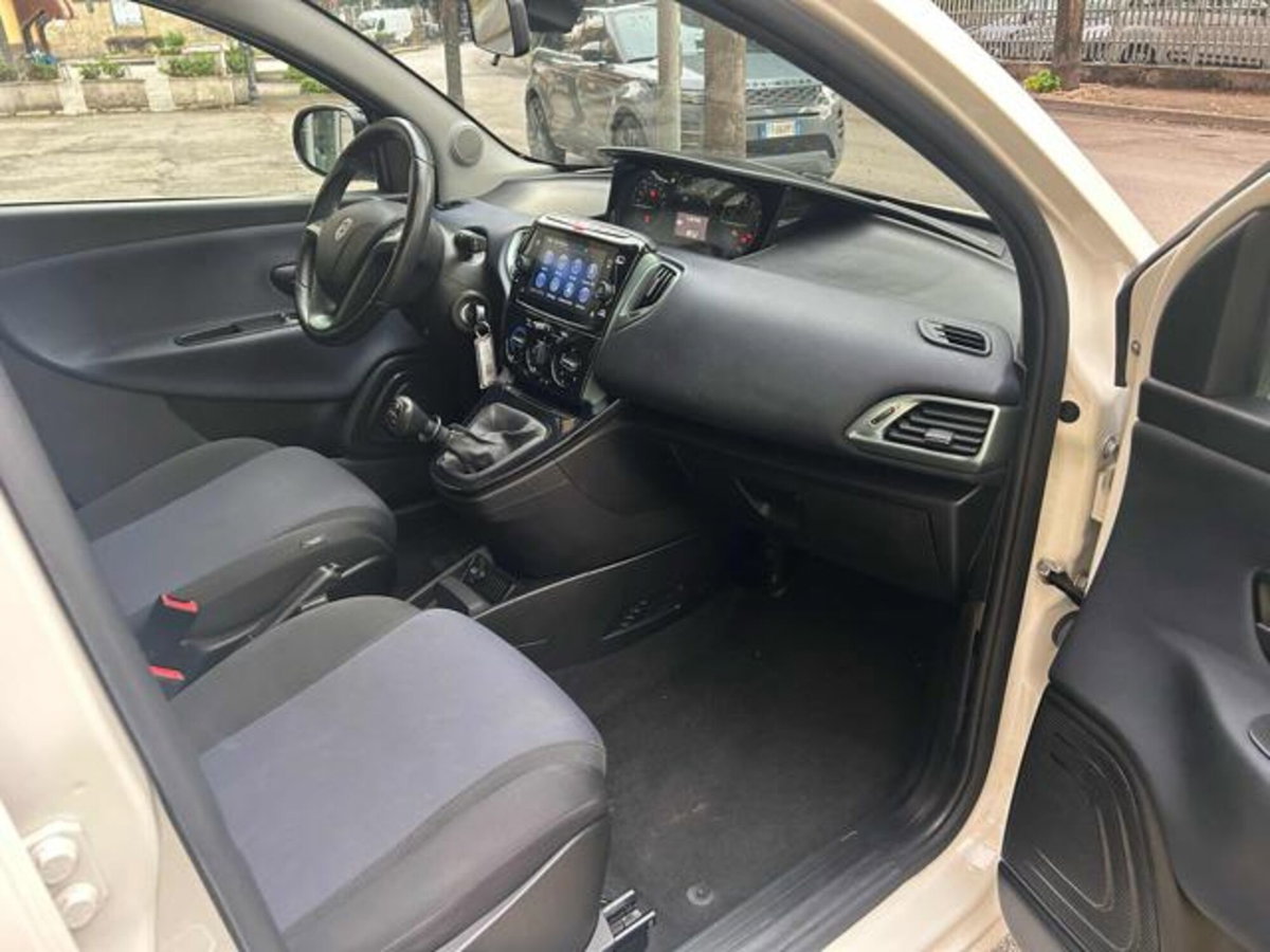 Lancia Ypsilon 1.0 FireFly 5 porte S&S Hybrid Gold Plus (8)