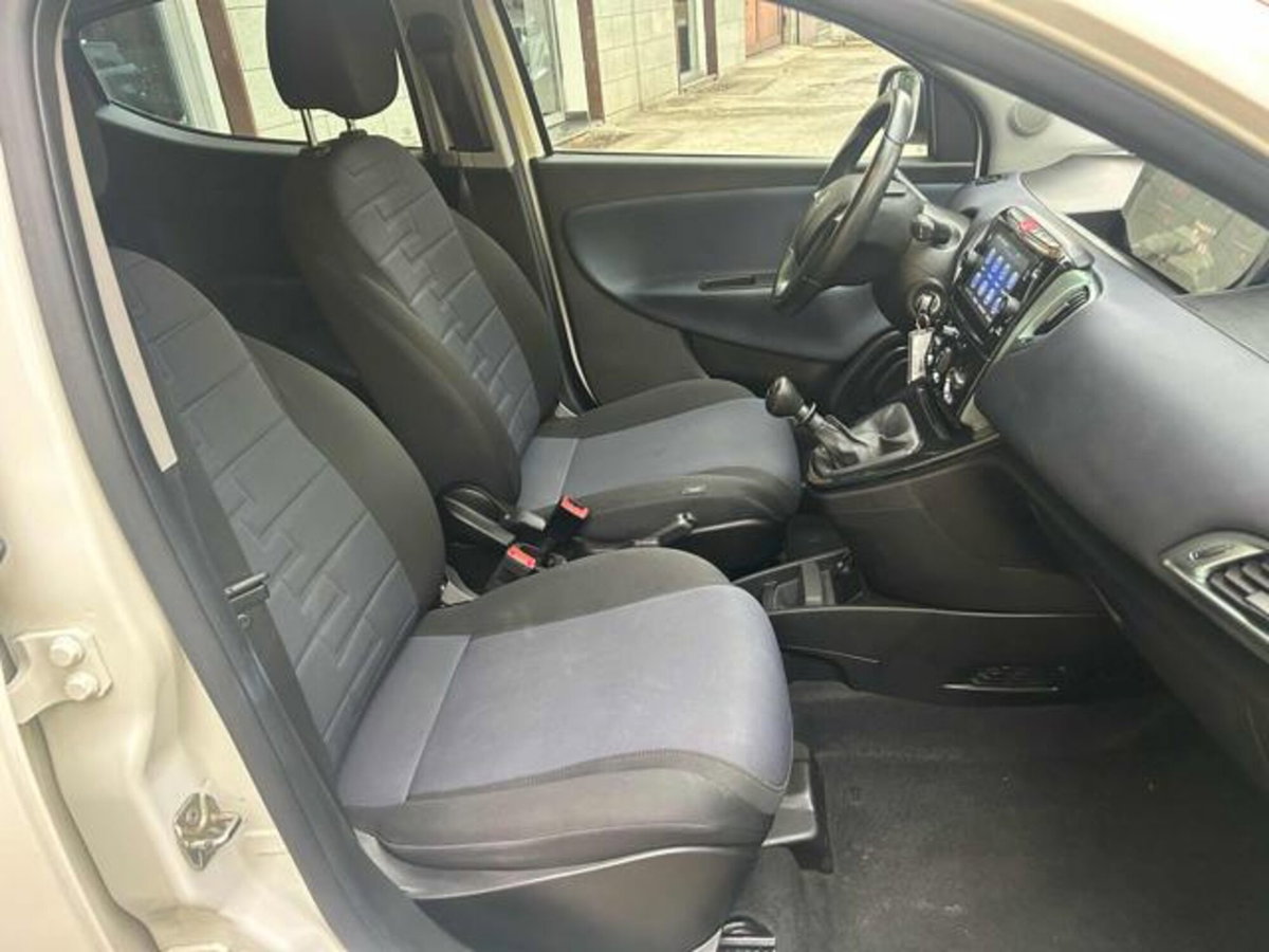 Lancia Ypsilon 1.0 FireFly 5 porte S&S Hybrid Gold Plus (9)