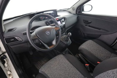 Lancia Ypsilon 1.0 FireFly 5 porte S&S Hybrid Ecochic Silver usata