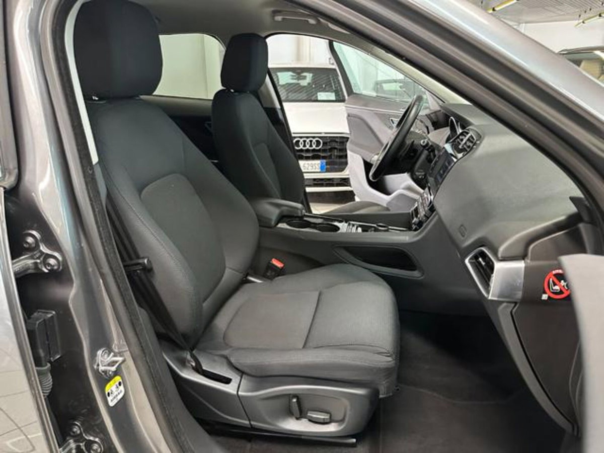 Jaguar F-Pace 2.0 D 180 CV AWD Pure (10)