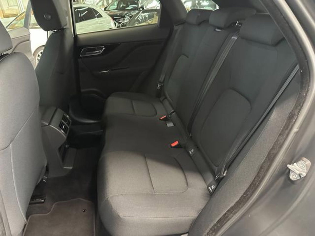 Jaguar F-Pace 2.0 D 180 CV AWD Pure (11)