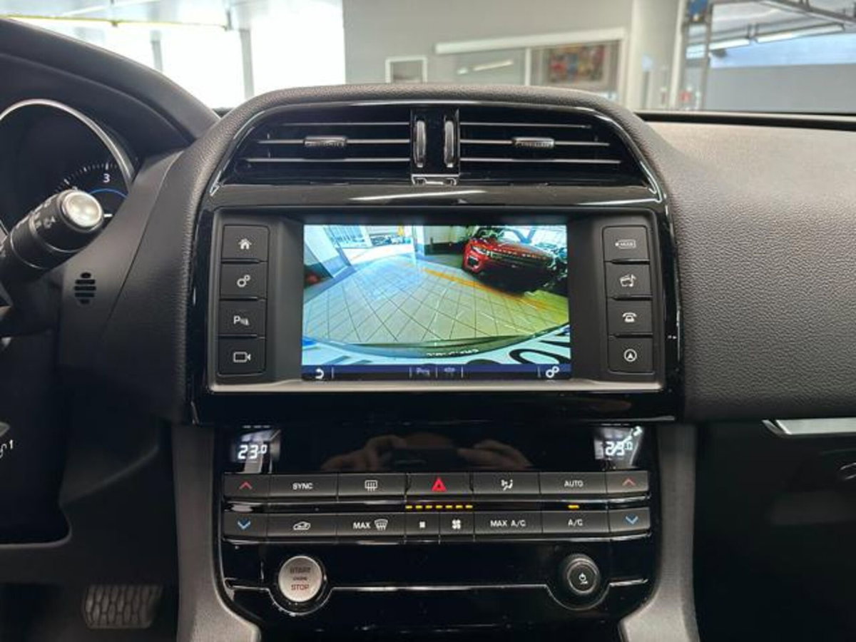 Jaguar F-Pace 2.0 D 180 CV AWD Pure (12)