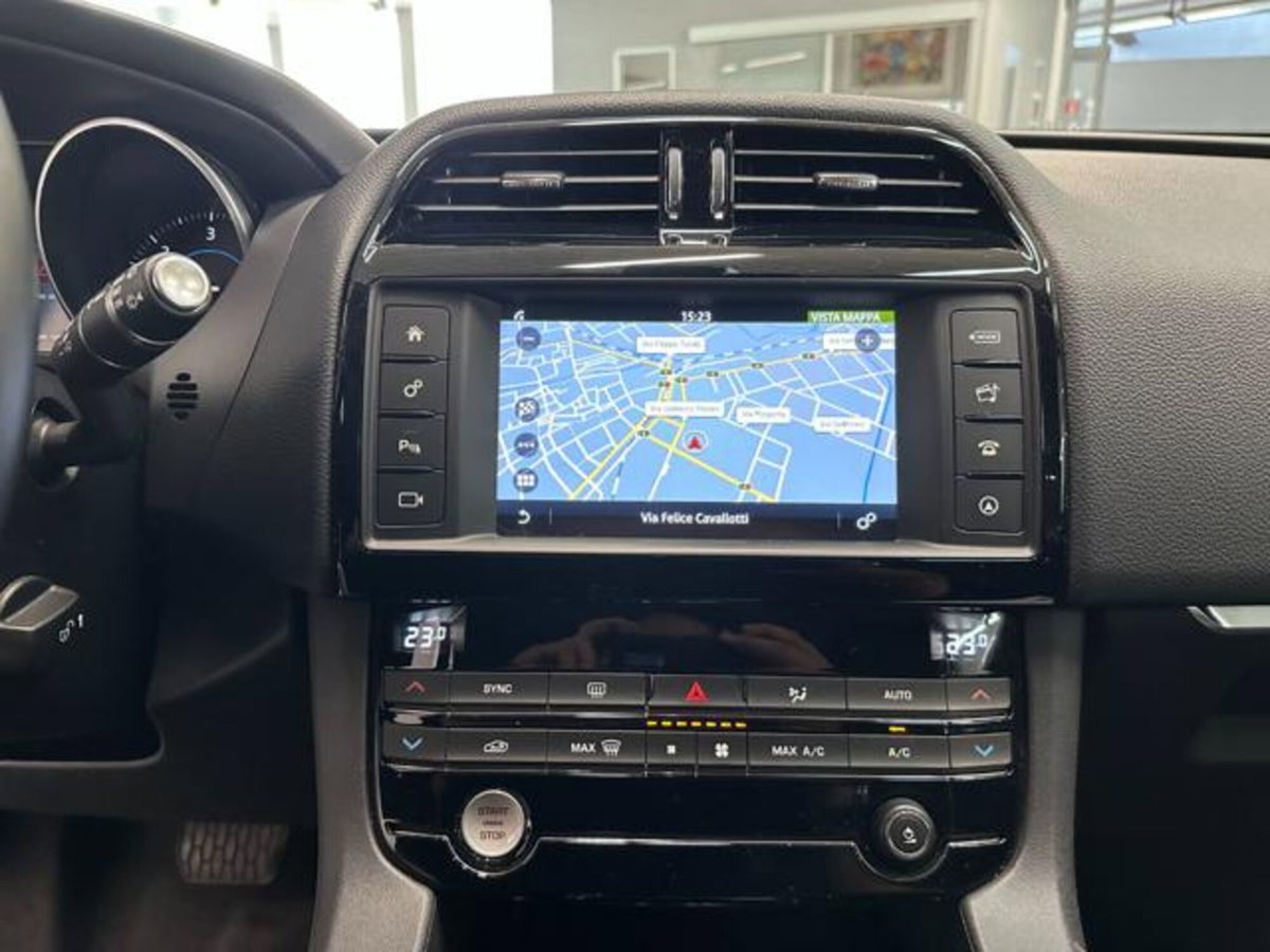 Jaguar F-Pace 2.0 D 180 CV AWD Pure (13)