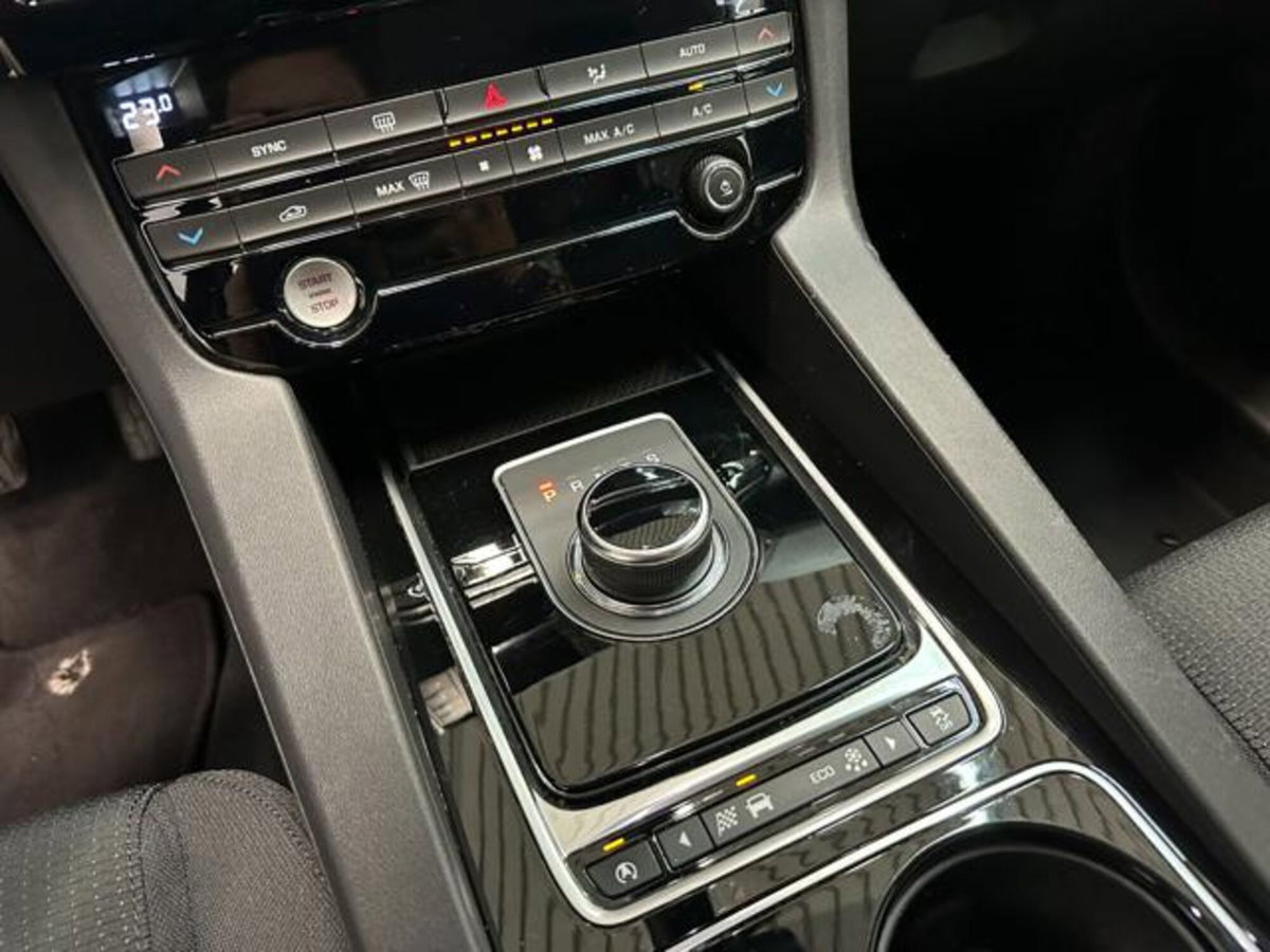 Jaguar F-Pace 2.0 D 180 CV AWD Pure (14)
